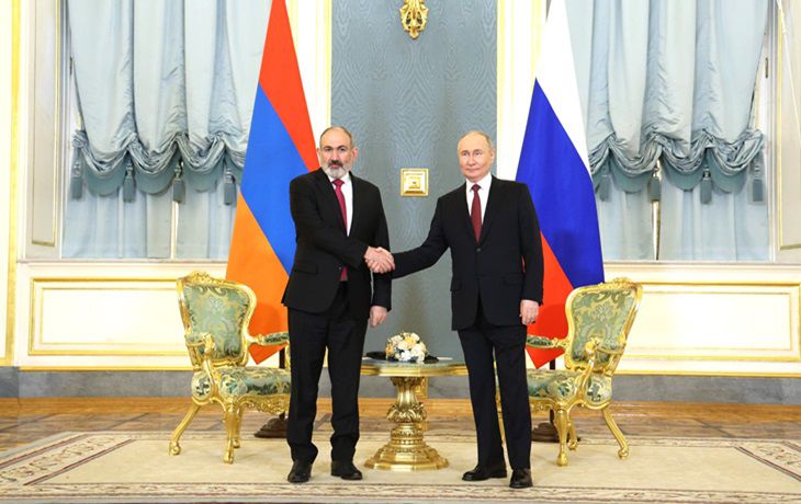 Вертолет премьера Армении Пашиняна совершил экстренную посадку на стадионе Вертолет премьера Армении Пашиняна совершил экстренную посадку на стадионе