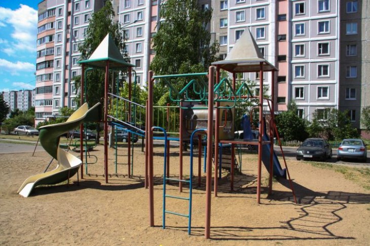 В Кировской области мужчина ударил мальчика о карусель и подрался с другим ребенком В Кировской области мужчина ударил мальчика о карусель и подрался с другим ребенком