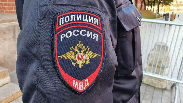 В Воронеже мужчина поставил на колени школьников на детской площадке В Воронеже мужчина поставил на колени школьников на детской площадке