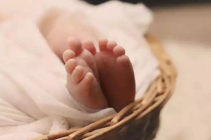 Женщина родила ребенка на скамейке, не дождавшись скорой во Владивостоке Женщина родила ребенка на скамейке, не дождавшись скорой во Владивостоке