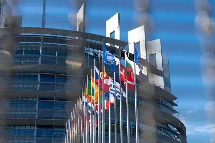 Еврокомиссия рекомендует начать в июне переговоры о вступлении Украины в ЕС Еврокомиссия рекомендует начать в июне переговоры о вступлении Украины в ЕС
