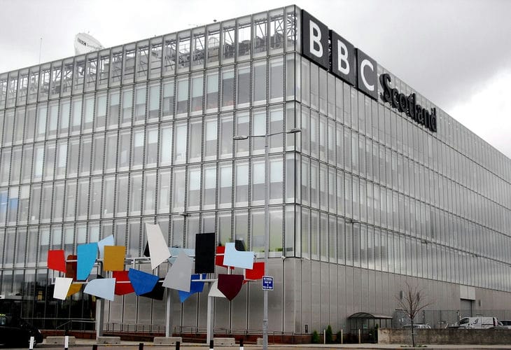 Популярного ведущего BBC нашли мертвым Популярного ведущего BBC нашли мертвым