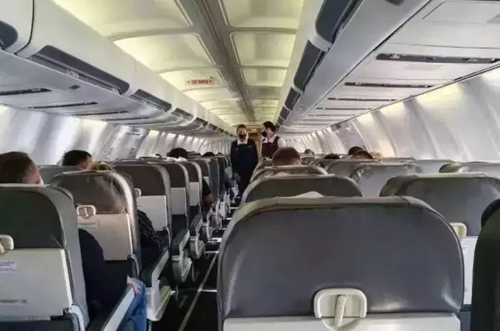 Стало известно, почему стюардессы никогда не пьют чай и кофе в самолете Стало известно, почему стюардессы никогда не пьют чай и кофе в самолете