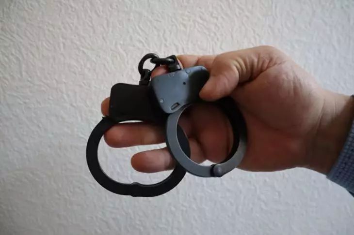 ФСБ показала золотой пистолет, машины и часы задержанных в КЧР чиновников ФСБ показала золотой пистолет, машины и часы задержанных в КЧР чиновников