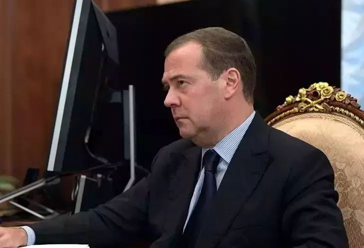 Медведев цитатой из «Собачьего сердца» прокомментировал саммит по Украине Медведев цитатой из «Собачьего сердца» прокомментировал саммит по Украине