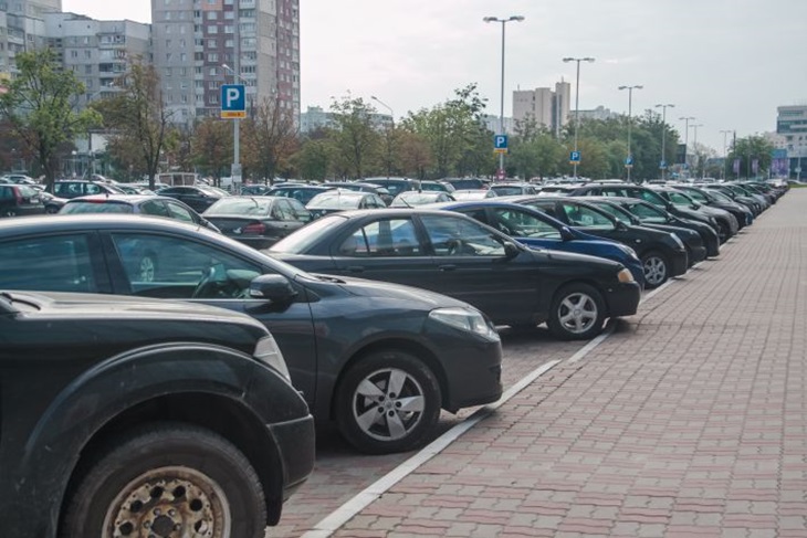 Эксперт назвал лучшее место для парковки автомобиля при урагане Эксперт назвал лучшее место для парковки автомобиля при урагане