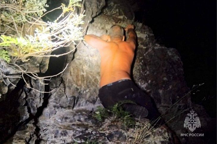 На скале в Алтае белорус более 4 часов висел На скале в Алтае белорус более 4 часов висел