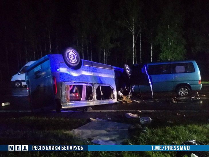 Россиянин погиб, еще 5 человек в больнице. На трассе М1 под Барановичами произошло ДТП с фурой и 2 бусами Россиянин погиб, еще 5 человек в больнице. На трассе М1 под Барановичами произошло ДТП с фурой и 2 бусами