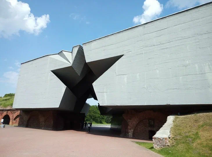«Я только начинаю узнавать историю» – экс-судья Шмидт принял участие в митинге-реквиеме в Брестской крепости «Я только начинаю узнавать историю» – экс-судья Шмидт принял участие в митинге-реквиеме в Брестской крепости