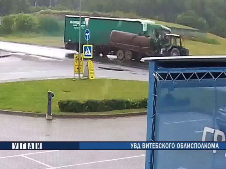 В Беларуси на трассе М8 фура протаранила трактор: 18-летний тракторист в больнице В Беларуси на трассе М8 фура протаранила трактор: 18-летний тракторист в больнице