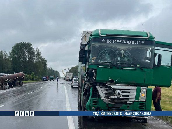 В Беларуси на трассе М8 фура протаранила трактор: 18-летний тракторист в больнице В Беларуси на трассе М8 фура протаранила трактор: 18-летний тракторист в больнице