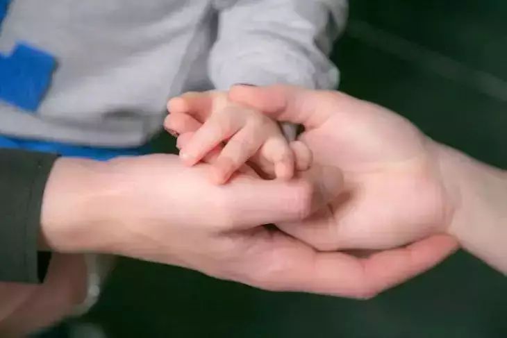 В Индии родился ребенок с четырьмя руками, четырьмя ногами и двумя лицами В Индии родился ребенок с четырьмя руками, четырьмя ногами и двумя лицами