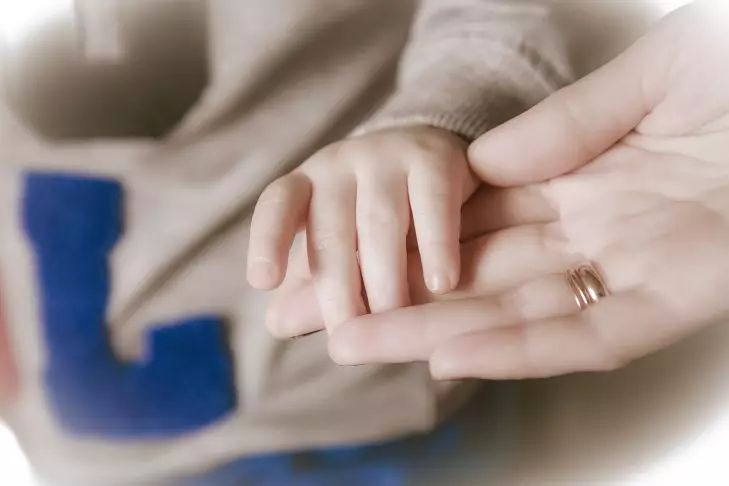 Младенца нашли ползущим вдоль шоссе после смерти его 4-летнего брата Младенца нашли ползущим вдоль шоссе после смерти его 4-летнего брата