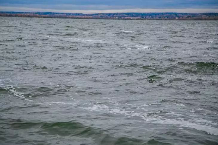 Дом с женщиной и детьми унесло потоком воды при прорыве дамбы под Челябинском Дом с женщиной и детьми унесло потоком воды при прорыве дамбы под Челябинском
