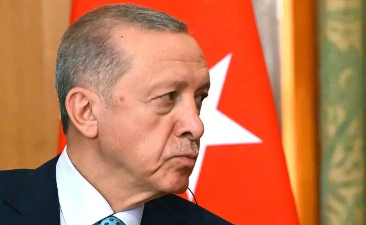 Президент Эрдоган дал пощечину ребенку, который не поцеловал ему руку Президент Эрдоган дал пощечину ребенку, который не поцеловал ему руку