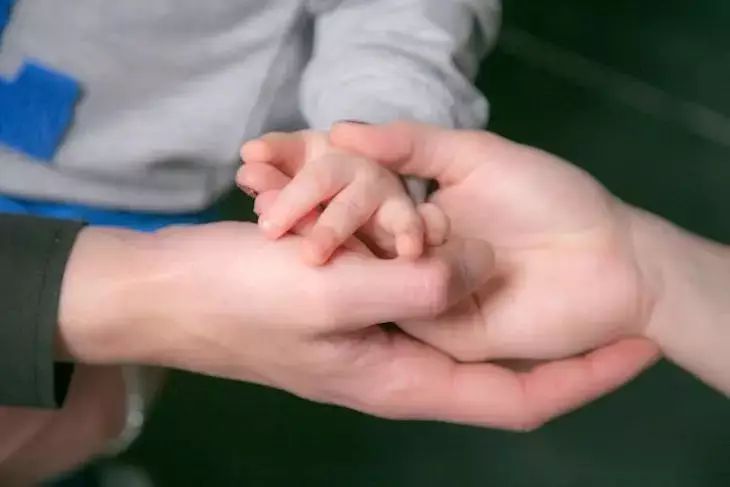 В Тюмени родился мальчик с лишними пальцами на руках и ногах В Тюмени родился мальчик с лишними пальцами на руках и ногах