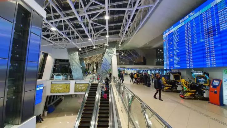 Выкрик пассажира спровоцировал давку в зоне контроля в аэропорту Екатеринбурга Выкрик пассажира спровоцировал давку в зоне контроля в аэропорту Екатеринбурга