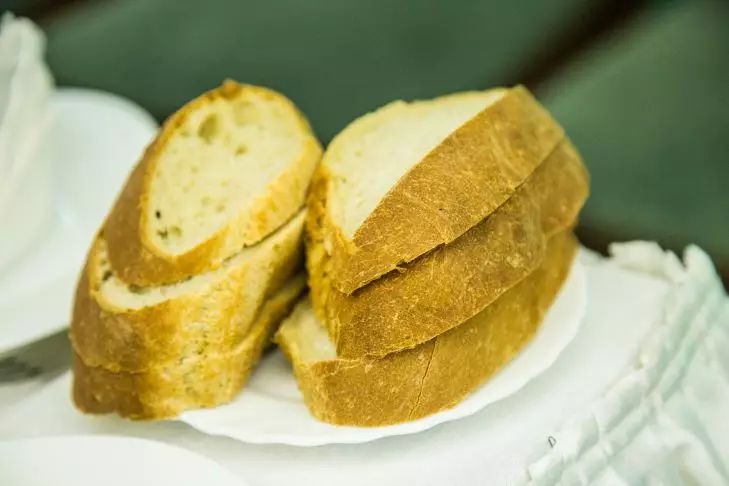 Можно ли есть продукты с плесенью: что делать – срезать или выбросить Можно ли есть продукты с плесенью: что делать – срезать или выбросить