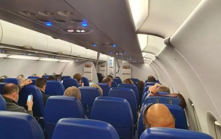 Летевшая в тропики пассажирка самолета запуталась в ремне безопасности и сломала ногу Летевшая в тропики пассажирка самолета запуталась в ремне безопасности и сломала ногу