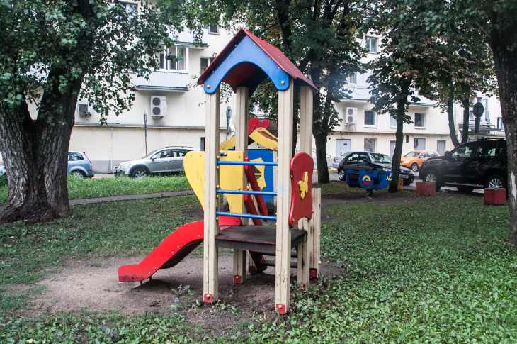 В Новосибирске мужчина избил трубой ребенка на детской площадке В Новосибирске мужчина избил трубой ребенка на детской площадке