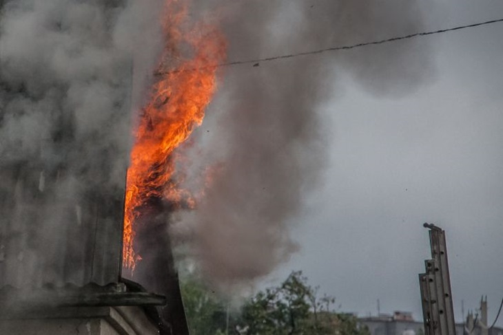 Мощный пожар вспыхнул на заводе под Тулой Мощный пожар вспыхнул на заводе под Тулой