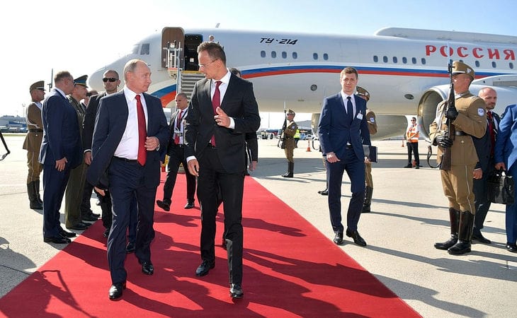 Сийярто: вся Европа торгует с Россией и только Венгрия этого не скрывает Сийярто: вся Европа торгует с Россией и только Венгрия этого не скрывает