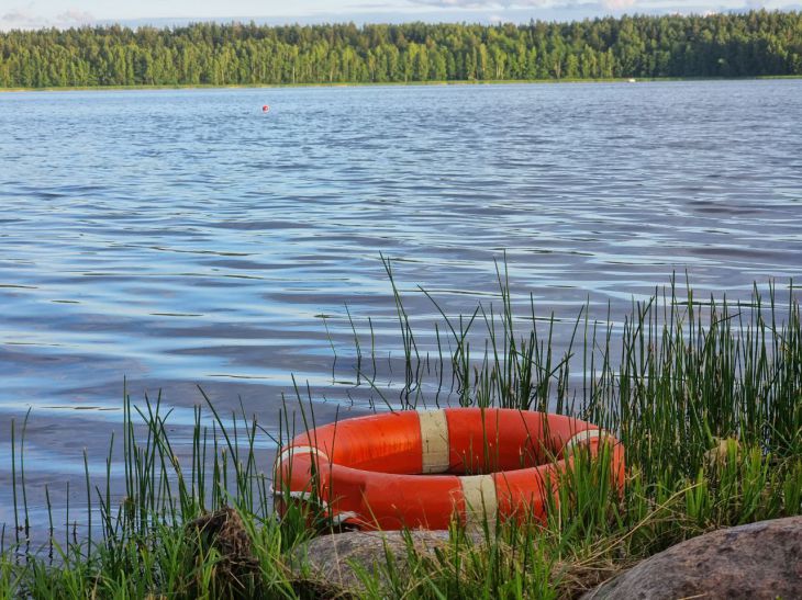 Десятки трупов нашли на дрейфующей в море лодке Десятки трупов нашли на дрейфующей в море лодке