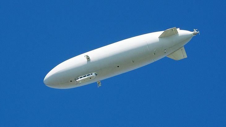 Дирижабль футбольного клуба протаранил несколько жилых домов Дирижабль футбольного клуба протаранил несколько жилых домов