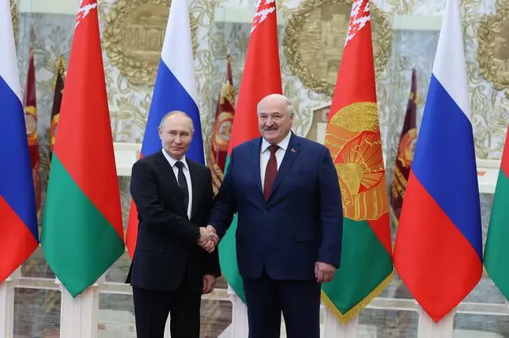 Лукашенко поздравил Путина с днем рождения Лукашенко поздравил Путина с днем рождения