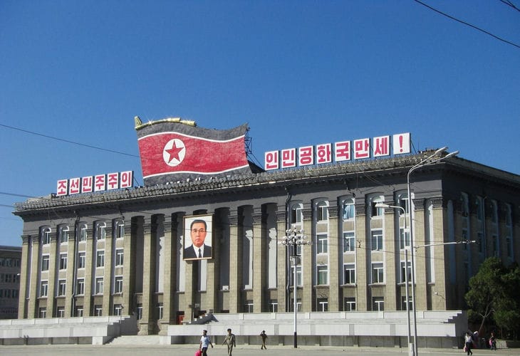 КНДР подорвала две межкорейские дороги КНДР подорвала две межкорейские дороги
