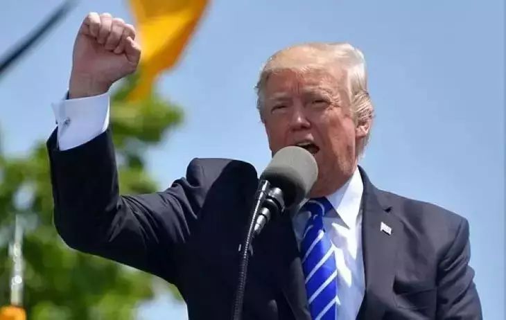 Трамп 40 минут молча танцевал на предвыборном митинге в Филадельфии Трамп 40 минут молча танцевал на предвыборном митинге в Филадельфии