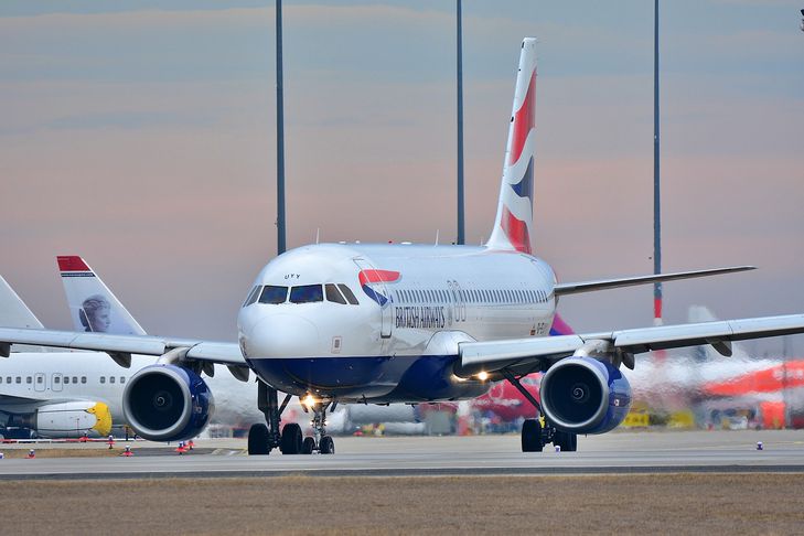 Двигатель самолета Boeing неожиданно засосал багажный транспортер в аэропорту Двигатель самолета Boeing неожиданно засосал багажный транспортер в аэропорту