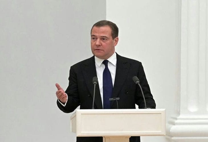 Медведев: Запад считает, что может дружить со всеми против России Медведев: Запад считает, что может дружить со всеми против России