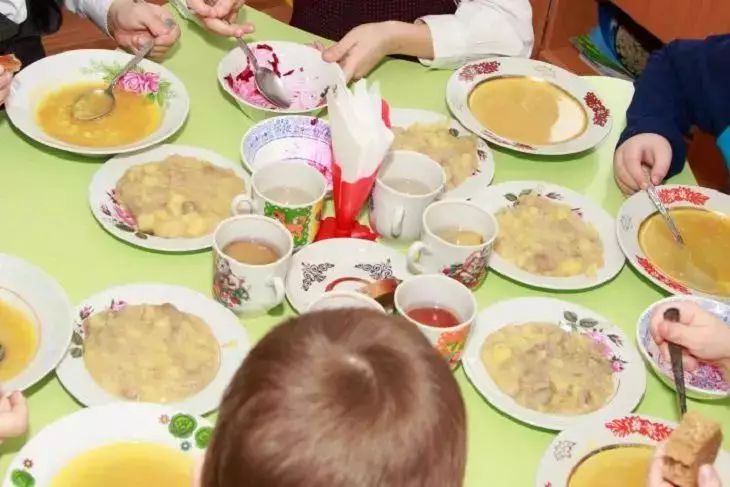 Просроченные продукты обнаружили в российской школе после отравления детей Просроченные продукты обнаружили в российской школе после отравления детей