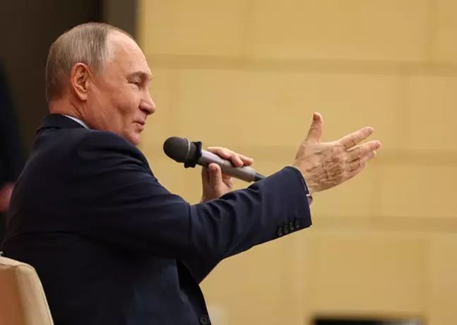 Путин вспомнил историю про рыбака в Германии и «грязь с востока» Путин вспомнил историю про рыбака в Германии и «грязь с востока»