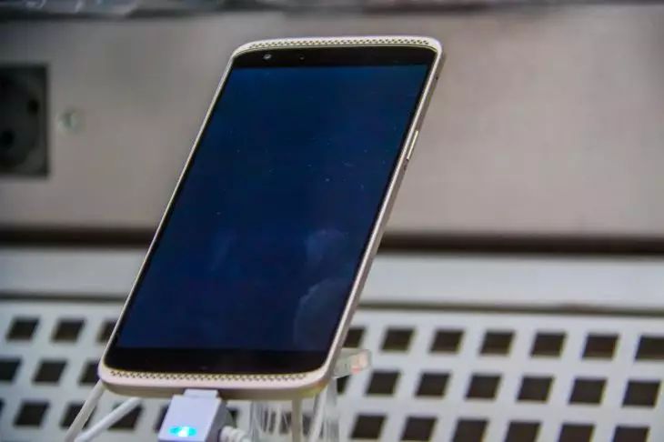Создан USB-кабель для удаленной кражи данных со смартфонов Создан USB-кабель для удаленной кражи данных со смартфонов