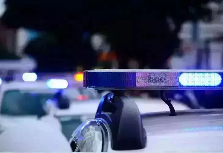 Двухлетний ребенок нашел в доме пистолет и выстрелил в мать Двухлетний ребенок нашел в доме пистолет и выстрелил в мать
