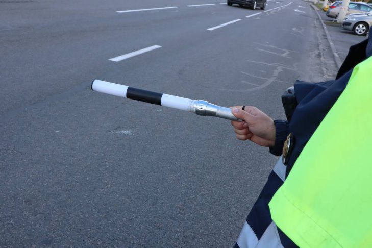 В Челябинске водитель прокатил пассажиров на елке, привязанной к автомобилю В Челябинске водитель прокатил пассажиров на елке, привязанной к автомобилю