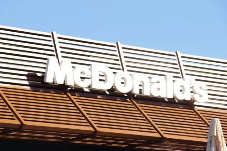 McDonald's отменил нормы по равенству и инклюзивности для сотрудников McDonald's отменил нормы по равенству и инклюзивности для сотрудников