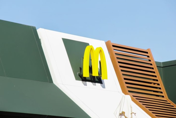 В Британии сотни сотрудников присоединились к иску против McDonald's В Британии сотни сотрудников присоединились к иску против McDonald's