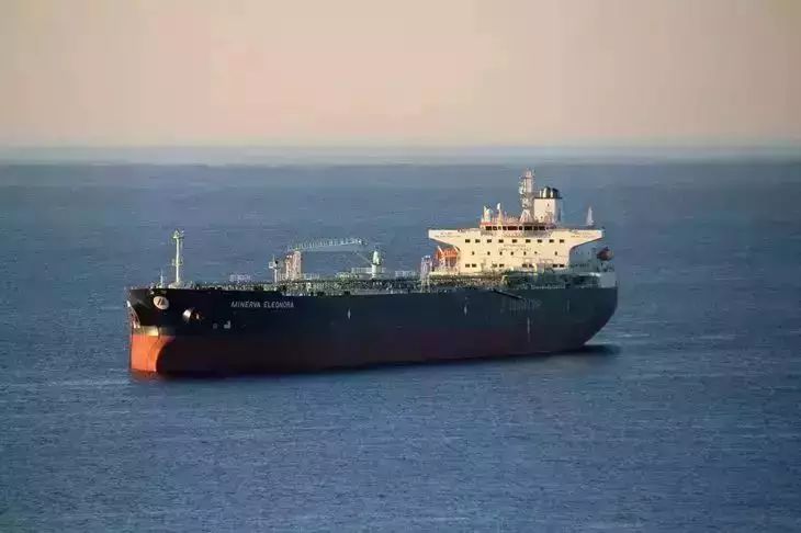 Более 60 танкеров с нефтью из РФ встали на якорь по всему миру Более 60 танкеров с нефтью из РФ встали на якорь по всему миру