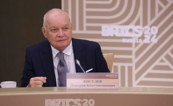 «Сетевая падаль»: Киселев обрушился с критикой на нахамившего Алиеву «политолога» Карасева «Сетевая падаль»: Киселев обрушился с критикой на нахамившего Алиеву «политолога» Карасева