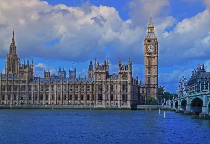 Женщине подсыпали неизвестное вещество в стакан в здании парламента Британии Женщине подсыпали неизвестное вещество в стакан в здании парламента Британии