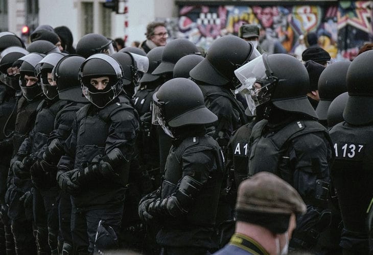Десятки тысяч человек вышли на улицы Словакии в знак протеста Десятки тысяч человек вышли на улицы Словакии в знак протеста