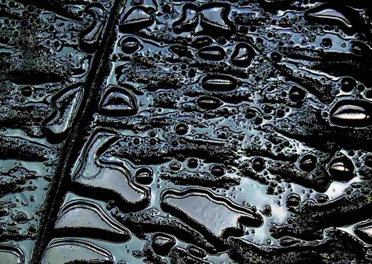 Трубопровод с нефтесодержащей жидкостью прорвало в Самарской области Трубопровод с нефтесодержащей жидкостью прорвало в Самарской области