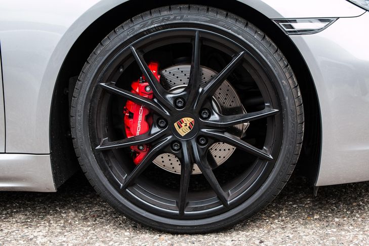 В Мытищах мужчина выкинул Porsche жены на мусорку, который она не оценила В Мытищах мужчина выкинул Porsche жены на мусорку, который она не оценила