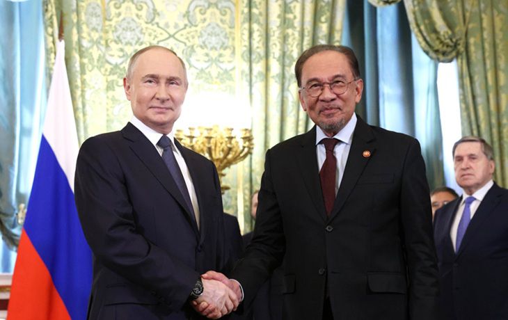 Путин показал премьер-министру Малайзии три трона и задал вопрос-загадку Путин показал премьер-министру Малайзии три трона и задал вопрос-загадку