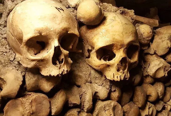 В Португалии из рухнувшей стены старинной церкви выпали 12 скелетов В Португалии из рухнувшей стены старинной церкви выпали 12 скелетов