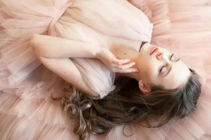 Кожа дрябнет, хотя вы пьете воду: одна забытая привычка старит вас быстрее солнца Кожа дрябнет, хотя вы пьете воду: одна забытая привычка старит вас быстрее солнца