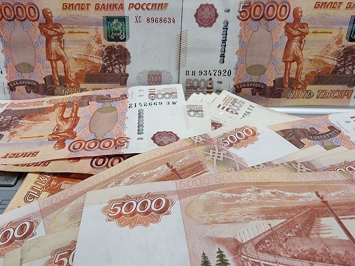 Сотрудница российского банка переводила деньги со вкладов клиентов своим знакомым Сотрудница российского банка переводила деньги со вкладов клиентов своим знакомым